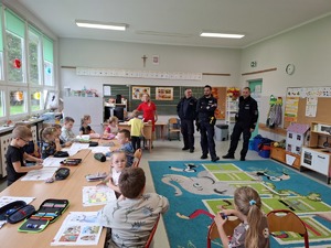 Policjanci podczas spotkania z dzielnicowymi