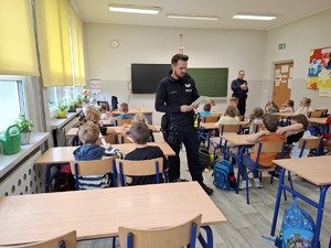 Policjanci podczas spotkania z dzielnicowymi