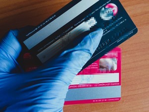 na zdjęciu karty płatnicze