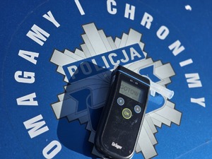 na zdjęciu alkomat na masce radiowozu