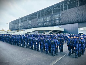 na zdjęciu policjanci podczas ćwiczeń na stadionie