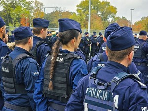 na zdjęciu policjanci podczas ćwiczeń na stadionie