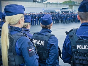 na zdjęciu policjanci podczas ćwiczeń na stadionie