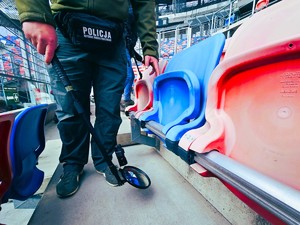na zdjęciu policjanci podczas ćwiczeń na stadionie