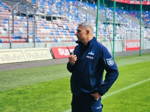na zdjęciu policjanci podczas ćwiczeń na stadionie