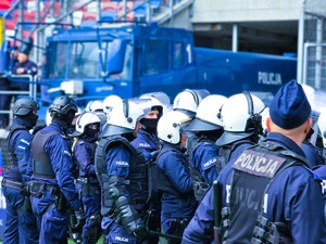 na zdjęciu policjanci podczas ćwiczeń na stadionie