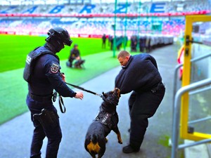 na zdjęciu policjanci podczas ćwiczeń na stadionie