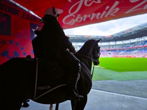 na zdjęciu policjanci podczas ćwiczeń na stadionie