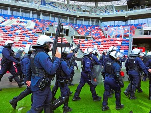 na zdjęciu policjanci podczas ćwiczeń na stadionie