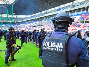 na zdjęciu policjanci podczas ćwiczeń na stadionie