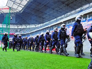 na zdjęciu policjanci podczas ćwiczeń na stadionie