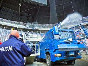 na zdjęciu policjanci podczas ćwiczeń na stadionie