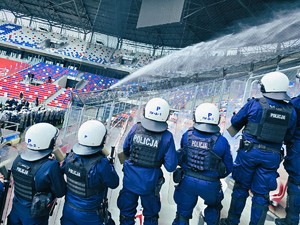 na zdjęciu policjanci podczas ćwiczeń na stadionie