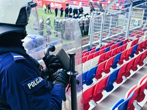 na zdjęciu policjanci podczas ćwiczeń na stadionie