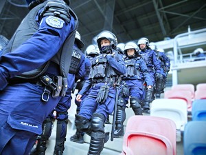 na zdjęciu policjanci podczas ćwiczeń na stadionie