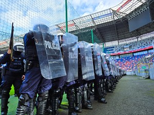 na zdjęciu policjanci podczas ćwiczeń na stadionie
