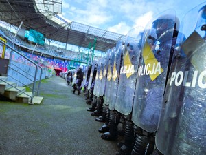na zdjęciu policjanci podczas ćwiczeń na stadionie