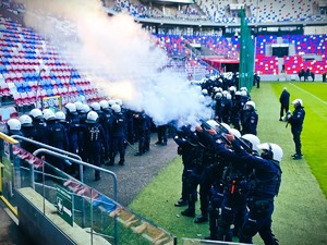 na zdjęciu policjanci podczas ćwiczeń na stadionie