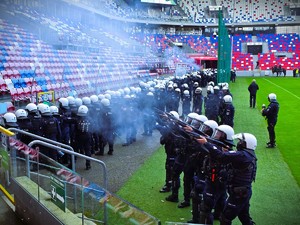 na zdjęciu policjanci podczas ćwiczeń na stadionie