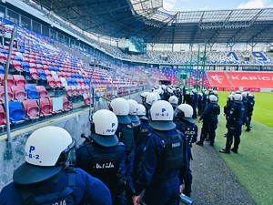 na zdjęciu policjanci podczas ćwiczeń na stadionie
