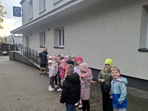 na zdjęciu przedszkolaki podczas odwiedzi w komisariacie