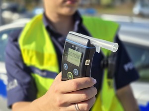 na zdjęciu alkomat trzymany przez policjantkę