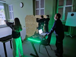 na zdjeciu młodzież podczas zajęć ze strzelectwa