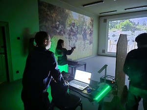 na zdjeciu młodzież podczas zajęć ze strzelectwa