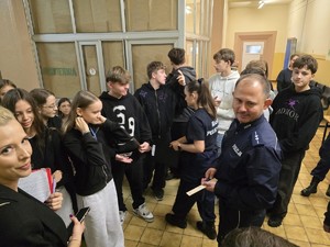 na zdjeciu młodzież podczas zajęć ze strzelectwa