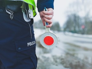 na zdjęciu policjant trzymając tarcze do zatrzymywani pojazdów
