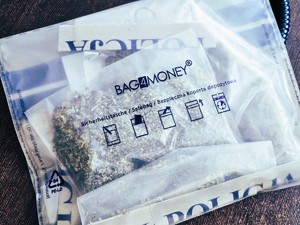 Na zdjęciu narkotyki w foliowej torbie