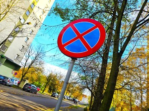 na zdjęciu znak drogowy