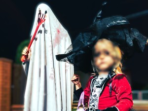 na zdjęciu osoby przebrane w stroje na Halloween