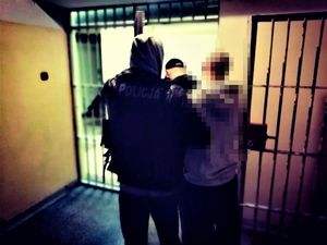 na zdjęciu osoba zatrzymana prze karacie aresztu