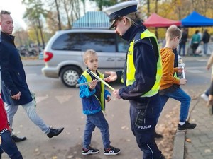 Policjanci podczas zabezpieczenia święta wszystkich świętych
