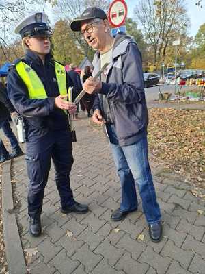 Policjanci podczas zabezpieczenia święta wszystkich świętych