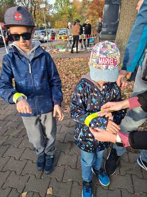 Policjanci podczas zabezpieczenia święta wszystkich świętych