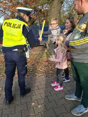 Policjanci podczas zabezpieczenia święta wszystkich świętych