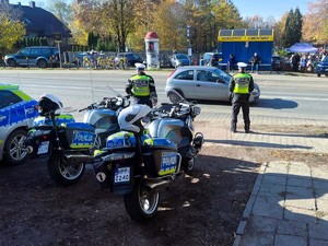 Policjanci podczas zabezpieczenia święta wszystkich świętych