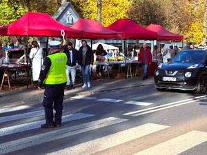 Policjanci podczas zabezpieczenia święta wszystkich świętych