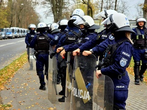 na zdjęciu policjanci podczas zabezpieczenia meczu