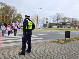 na zdjęciu policjanci podczas zabezpieczenia meczu