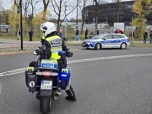 na zdjęciu policjanci podczas zabezpieczenia meczu