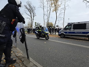 na zdjęciu policjanci podczas zabezpieczenia meczu