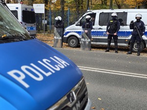 na zdjęciu policjanci podczas zabezpieczenia meczu