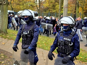 na zdjęciu policjanci podczas zabezpieczenia meczu