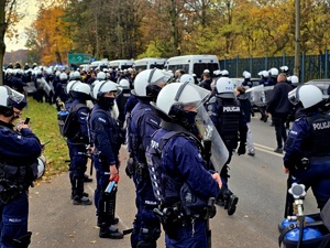 na zdjęciu policjanci podczas zabezpieczenia meczu