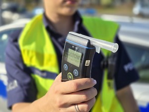 Na zdjęciu policjantka trzymająca alkomat.