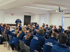 na zdjęciu policjanci i uczniowie