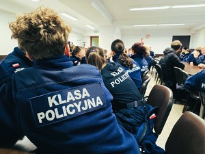 na zdjęciu policjanci i uczniowie